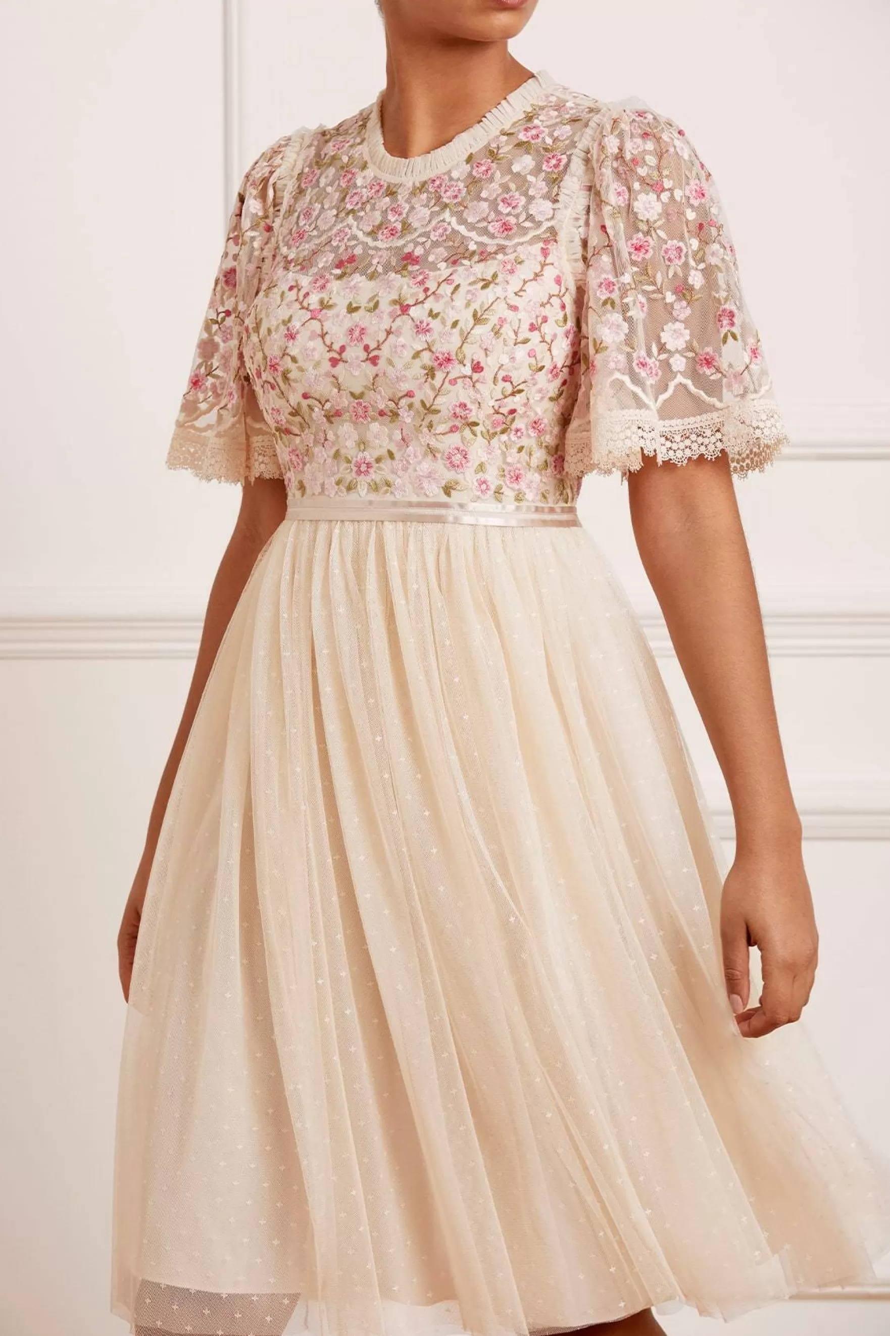 Needle & Thread Bridesmaid | Plus Size>Rosie Lace Bodice Short Sleeve Midi Dress Champagne